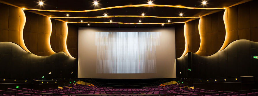 Cinéma aux lumières dorées