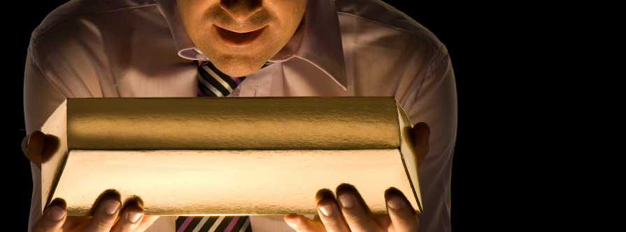 Homme tenant un lingot, tiré d'une scène de film